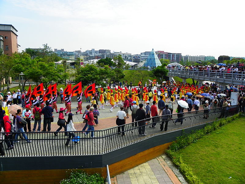 File:Jingmei Girls' Senior High School Marching Band in Taipei International Flora Expo Closeing Parade 20110425d.jpg