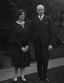 Joan and Daryl Lindsay (1925) Joan and Daryl Lindsay.jpg