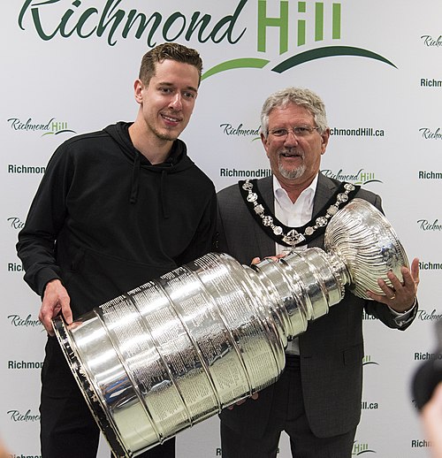 Jordan Binnington dengan Stanley Cup.jpg