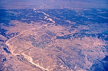 Die Flugaufnahme zeigt den Trassenverlauf der in den 1990er Jahren im Bau befindlichen Autobahn Istanbul-Ankara durch die Köroğlu Dağları südlich von Gerede im Nordteil der Bayındır-Depression. Rechts am mittleren Bildrand erkennt man die westlichen Ausläufer des Ovacık-Kraters.