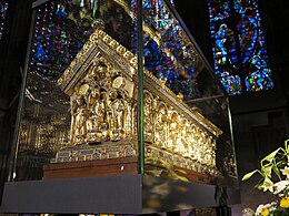 Frederick II's gold and silver casket for Charlemagne, the Karlsschrein Karlsschrein front side left.jpg