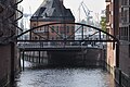 Deutsch: Brücken über das Kehrwiederfleet in der Hamburger Speicherstadt (Hamburg-HafenCity). Im Hintergrund die Wilhelminenbrücke.