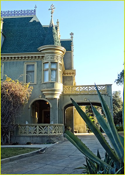 File:Kimberly Crest, Redlands, CA 12-29-13g (12034384885).jpg