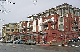 یک مجتمع آپارتمانی با فروشگاه‌های کوچک و امکانات پزشکی در طبقه همکف نمونه ای از کاربری مختلط.
