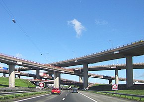 Interchange motorway A12 (km 6, mi 3,7) to A4 motorway via 5 bridges: Knooppunt Prins Clausplein Knooppunt Prins Clausplein 5 Brucken Autobahnkreuz A4 und A12 hier von Ost Zoetermeer West Den Haag Niederlande Foto Wolfgang Pehlemann IMG 1178.jpg