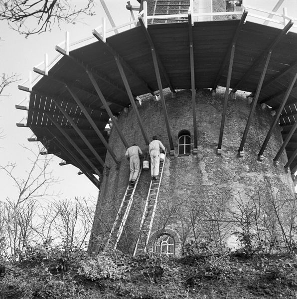 File:Korenmolen "Het Brak", molenmakers bezig met het vernieuwen van de stelling - Sluis - 20201563 - RCE.jpg