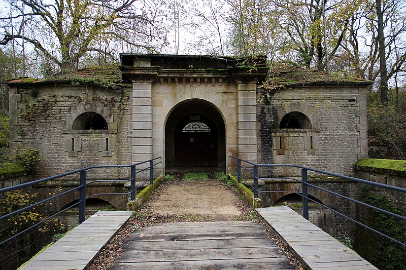 File:L'entrée du fort de Peigney.jpg