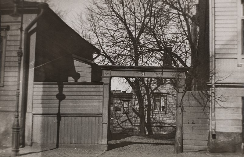 File:Lönnrotinkatu 21, Portti kadulta sisäpihalle - G29950 - hkm.HKMS000005-km0000ose0.jpg