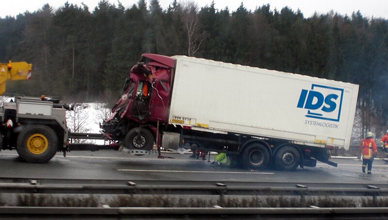 File:LKW Auffahrunfall 16122008 2.jpg