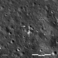 Il Chang'e 4 cinese ripreso da LRO: la freccia grande indica il lander, quella piccola il rover