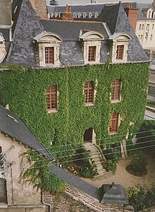 Hôtel de La Moussaye, ancienne maison de La Houblonnière, (Hôtel particulier situé à Rennes, Ille-et-Vilaine) Remanié par l’architecte Lavallois [Pierre Corbineau], dans la première moitié du XVIIème siècle; quand celui-ci entreprit les travaux du Parlement de Bretagne.