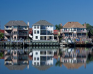 Nassau Bay, Clear Lake'deki evlerin önü