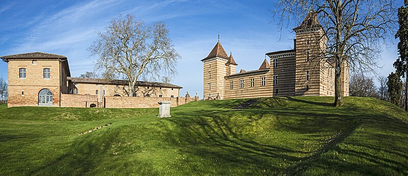 File:Laréole - Le chateau - Façade nord ouest - et les communs.jpg