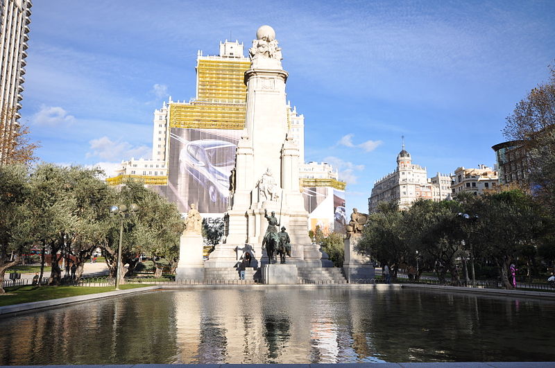 File:Lascar Plaza de España (Spain Square) - Bronze sculptures of Don Quixote and Sancho Panza (4606831593).jpg