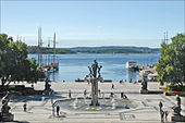 Statueparken «Synken», med blant annet fonteneskulptur av Emil Lie, på Rådhusplassen med Honnørbrygga mot vannet.