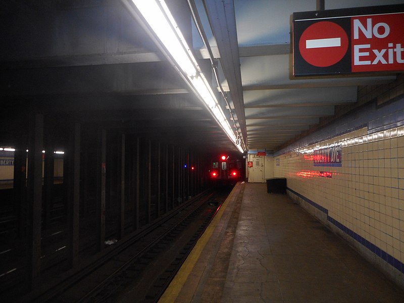 File:Liberty Avenue (IND Fulton Street); C Train heads for Euclid Avenue.jpg