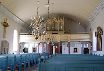 Kyrkorummet med orgelläktaren.