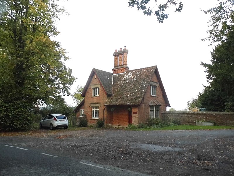 File:Lodge at the entrance to Harewood House on Brown's Hill - geograph.org.uk - 4186164.jpg