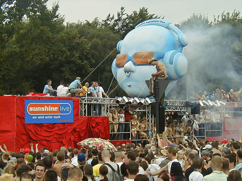 File:Loveparade 2002 berlin 4.jpg