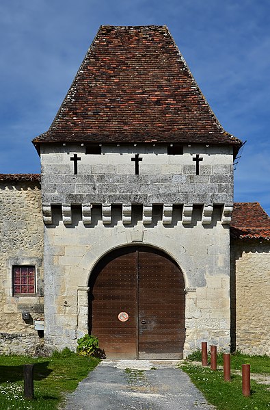 File:Lusignac 24 Château entrée 2014.jpg