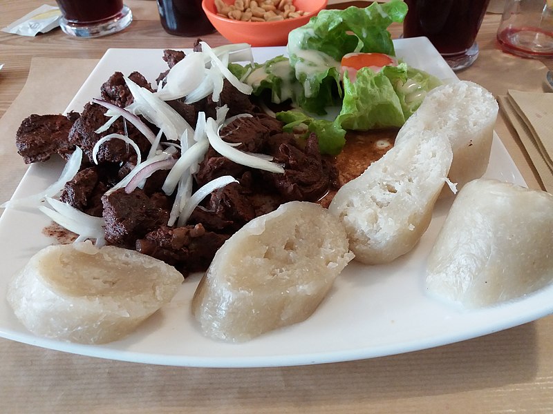 File:Lyon 7e - Restaurant Africana, michoui de bœuf et son accompagnement de chicouangue.jpg