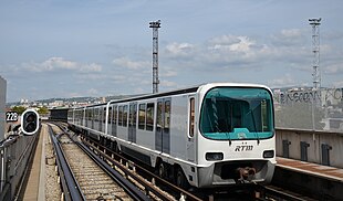 Vier-Wagen-Zug der Linie 2 bei der Ausfahrt aus der Station Bougainville (2014)
