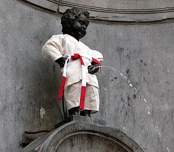 Manneken Pis v dresu za judo