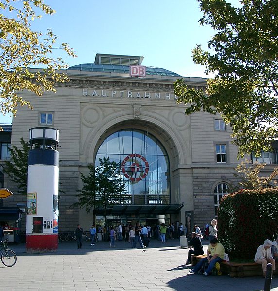 File:Mannheim Hauptbahnhof Mittelbau 20070801.jpg