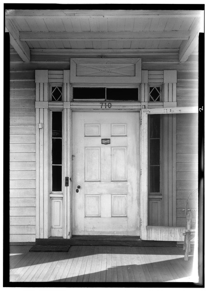 File:May 10, 1958 DETAIL-FRONT DOOR. - Charles House, 710 West Colonial Avenue, Elizabeth City, Pasquotank County, NC HABS NC,70-ELICI,4-3.tif