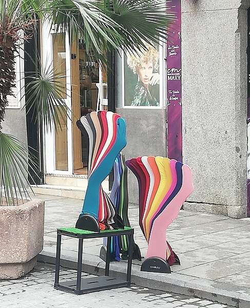 File:Medias de colores en la calle Lavapiés.jpg