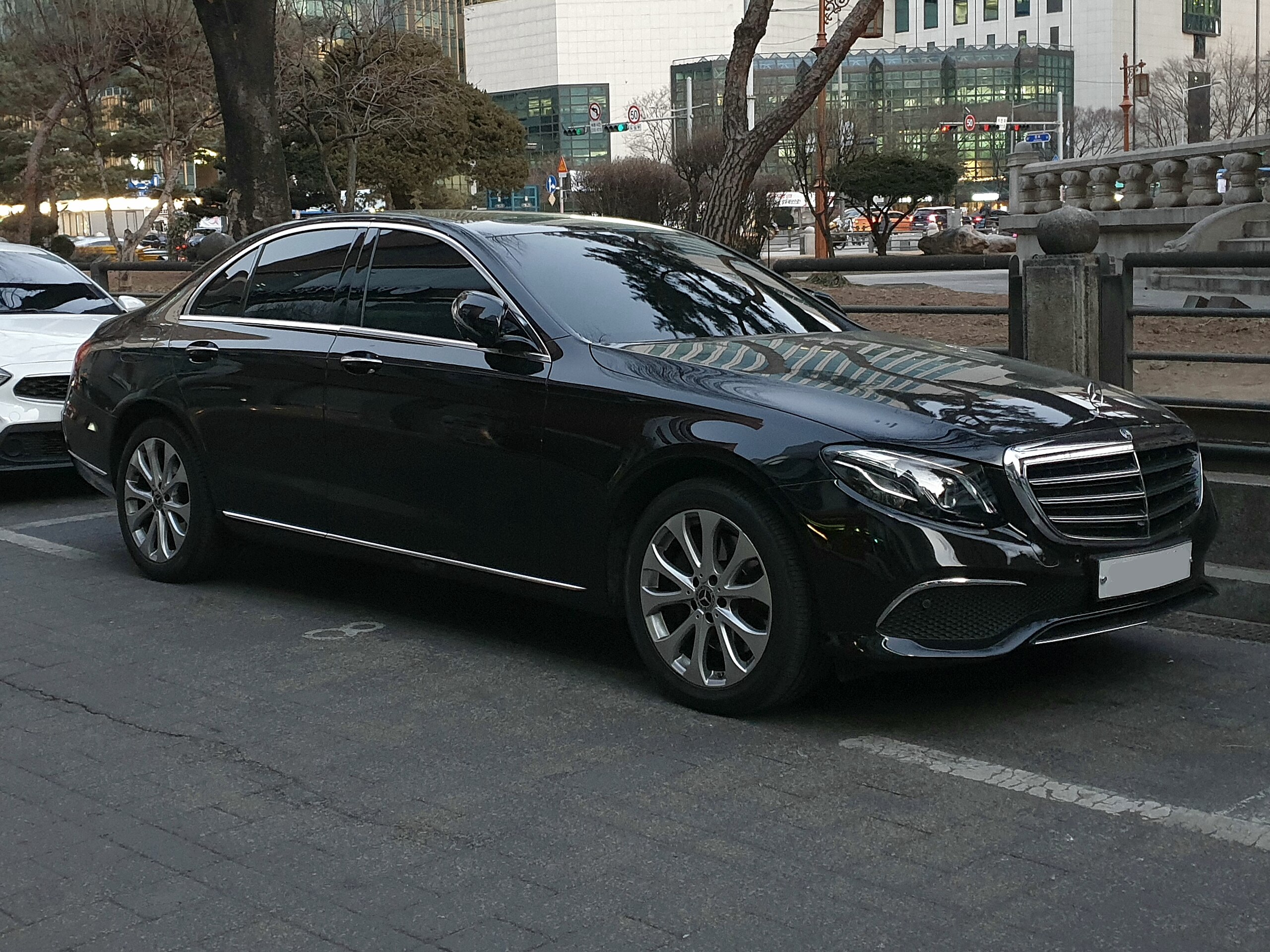 File:Mercedes-Benz W213 E 300 4 matic black (1).jpg - Wikimedia