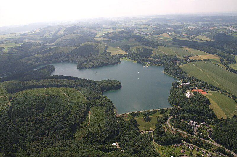 File:Meschede Staudamm Hennesee Sauerland Ost 757 pk.jpg