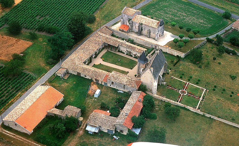 File:Meux-Château de Meux.jpg