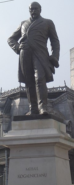 Fișier:Mihail Kogalniceanu Bucharest statue.jpg