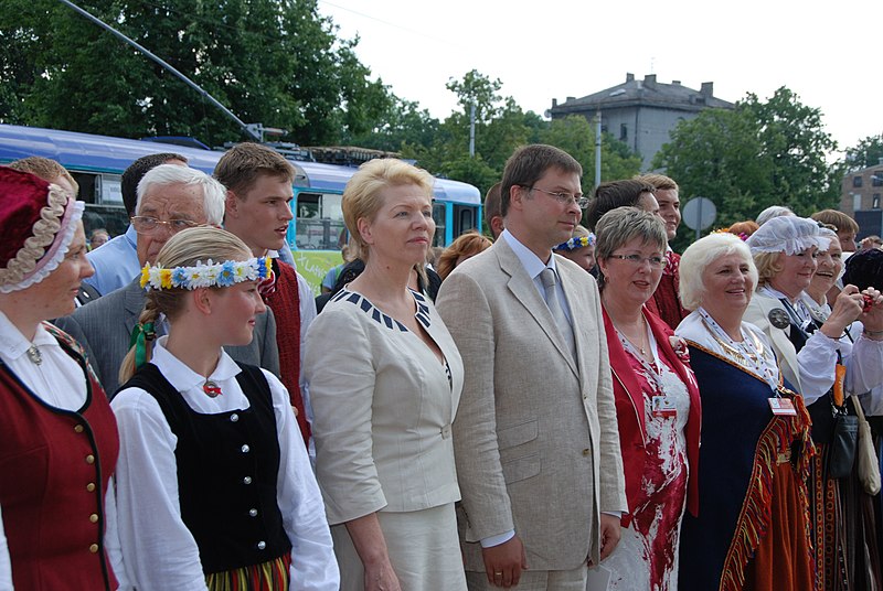 File:Ministru prezidents Valdis Dombrovskis piedalījās X Latvijas skolu jaunatnes dziesmu un deju svētku atklāšanā (4768048942).jpg