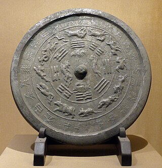 Miroir en bronze, période des cinq dynasties (907-960), Chine, musée de Suzhou.