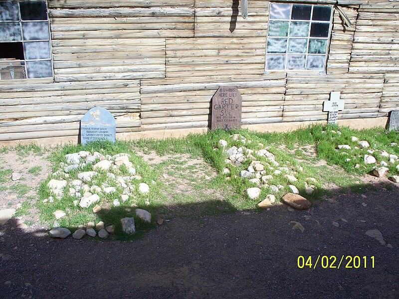 File:Mock cemetery at Bonnie Springs 2.jpg