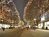 Mönckebergstraße mit Weihnachtsdeko und Winterwetter.