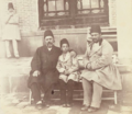 Assis à partir de la gauche; Mohammad Khan, Ghassem Khan et Ali Khan Vali à Khoy en 1889