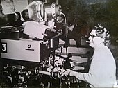 Photo noir et blanc, plan américain de profil de Monique Créteur à la caméra de plateau de France 3 le 9 novembre 1974 lors de la captation d'Ubu roi France 3.