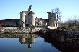 Montépilloy (60), ruines du château et abreuvoir.JPG