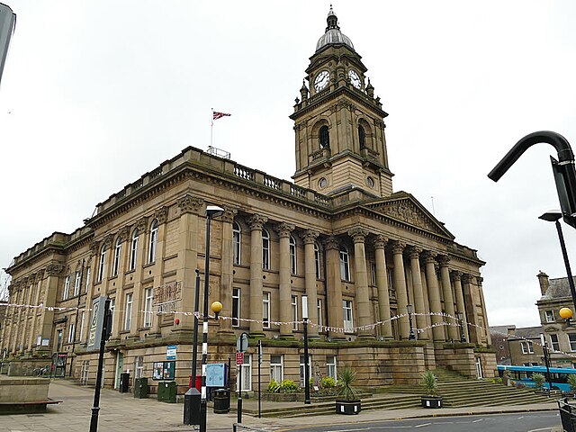 Image: Morley Town Hall, Queen Street (geograph 6368393)
