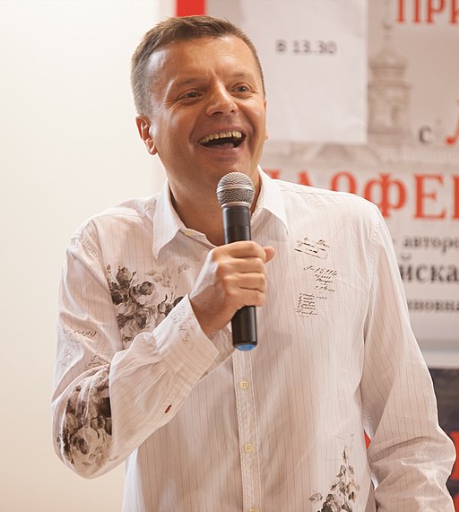 Moscow, VDNKh, Leonid Parfyonov on stage (10656358313) (cropped)