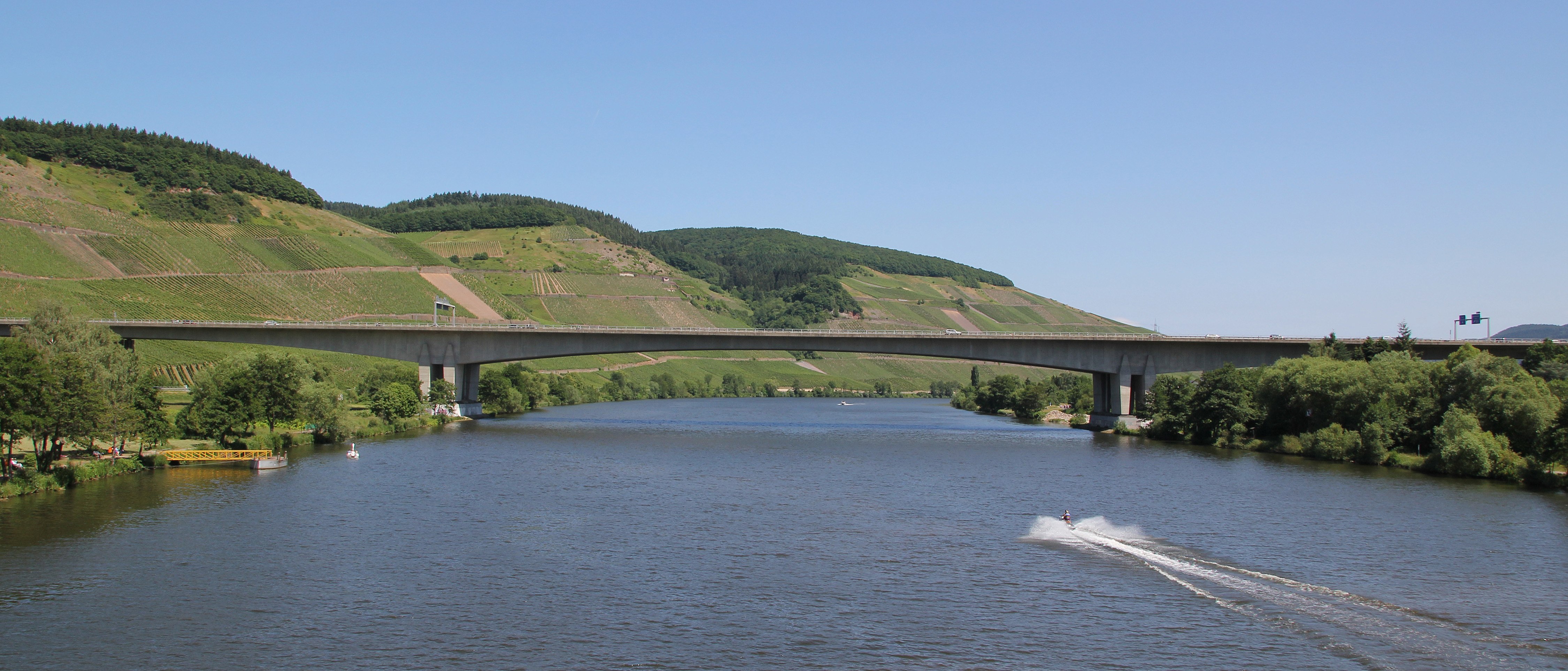 Река мозель приток. Мост и дамба на реке Мозель Люксембург. Мост Мозель.