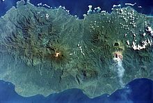 Image satellite du centre de Bougainville avec au centre le Tore et sur la droite la caldeira du Billy Mitchell (lac de cratère) et le Bagana en éruption.