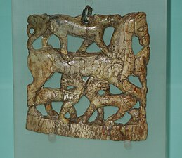 Une plaque en ivoire à figures zoomorphes provenant de la tombe no 127.