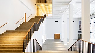 Blick vom Vorraum. Links Treppe zu den Obergeschossen, rechts die große Ausstellungshalle