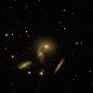 SDSS-Aufnahme von HCG 95, im Mittelpunkt NGC 7609