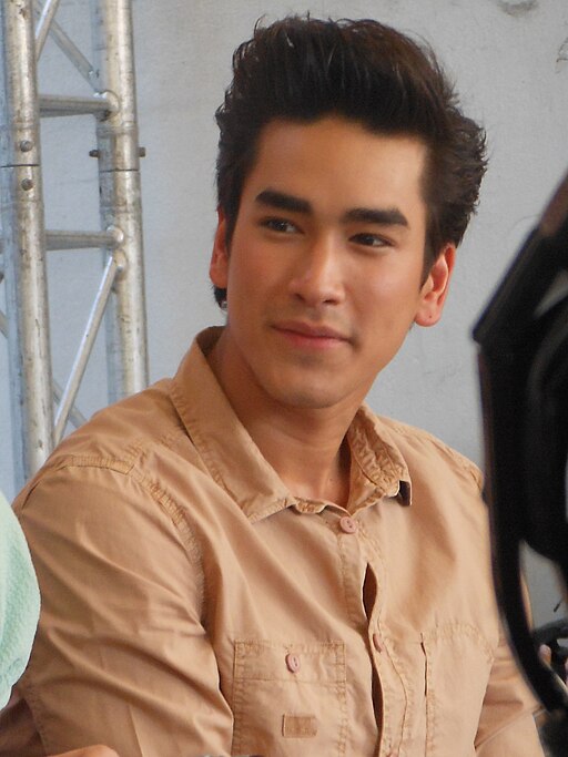 Nadech Kugimiya Signing for Thaitv3 Calendars 2013