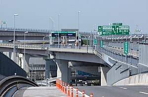 名二環側からJCTを臨む。手前道路は国道302号。JCT直下は国道23号名古屋南IC。